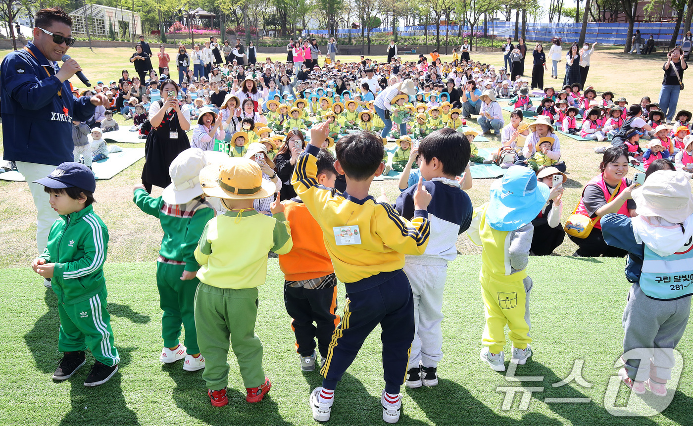 (대구=뉴스1) 공정식 기자 = 15일 대구 서구 이현공원 잔디광장에서 열린 '숲속음악소풍'을 찾은 서구 관내 어린이집·유치원 어린이들이 신나는 음악에 맞춰 춤 실력을 겨루고 있다 …