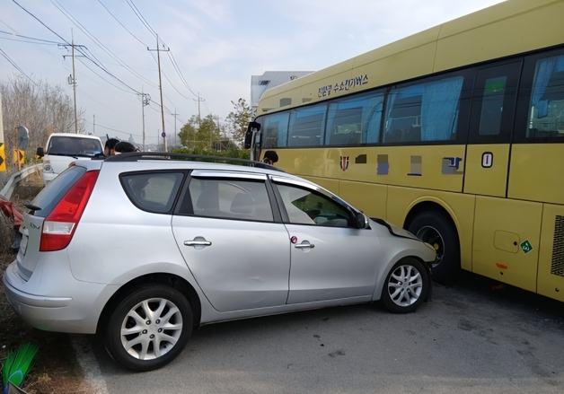 익산서 승용차-통근버스 '쾅'…12명 병원 이송