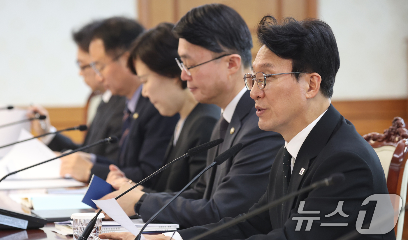 (서울=뉴스1) 김명섭 기자 = 김민석 국무총리가 15일 오후 서울 종로구 세종대로 정부서울청사에서 열린 제28차 장애인정책조정위원회에서 모두 발언을 하고 있다. 이날 참석자들은 …