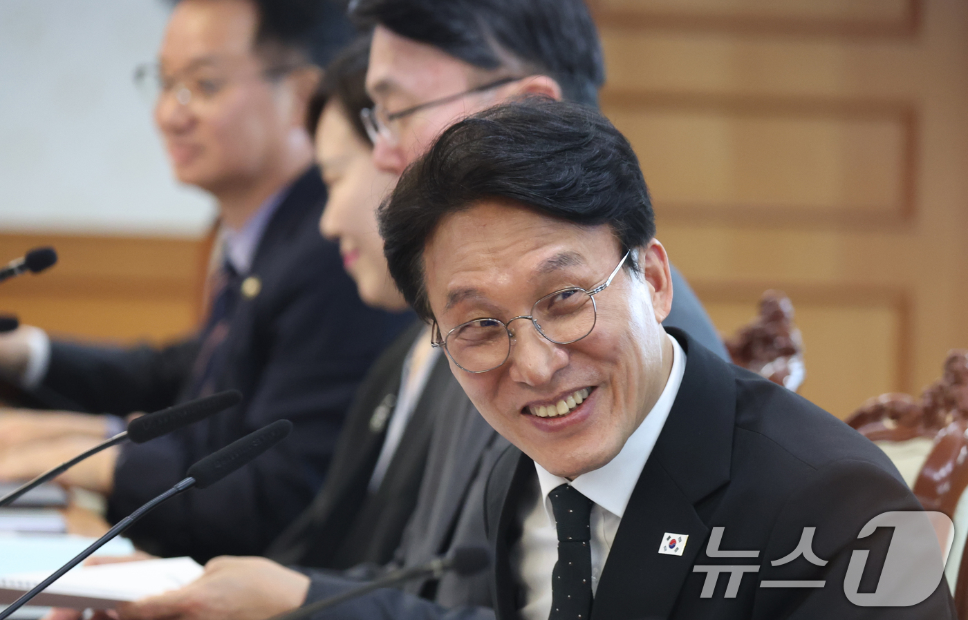 (서울=뉴스1) 김명섭 기자 = 김민석 국무총리가 15일 오후 서울 종로구 세종대로 정부서울청사에서 열린 제28차 장애인정책조정위원회에서 참석자들과 인사를 하고 있다. 이날 참석자 …