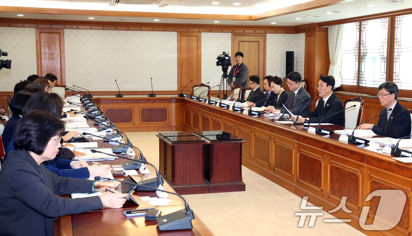 (서울=뉴스1) 김명섭 기자 = 김민석 국무총리가 15일 오후 서울 종로구 세종대로 정부서울청사에서 열린 제28차 장애인정책조정위원회에서 모두 발언을 하고 있다. 이날 참석자들은 …