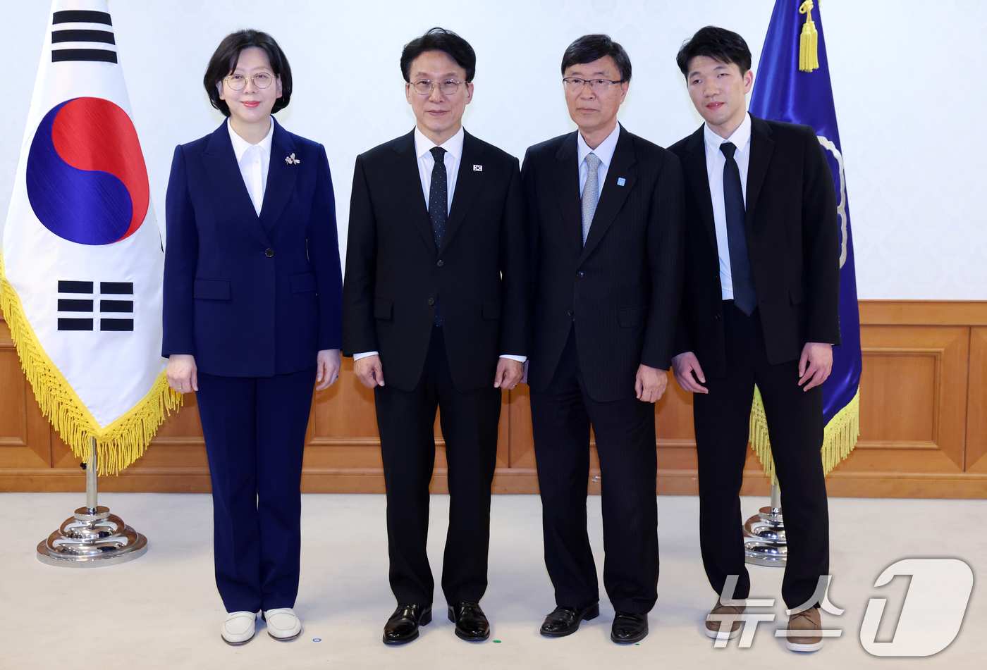 (서울=뉴스1) 김명섭 기자 = 김민석 국무총리가 15일 오후 서울 종로구 세종대로 정부서울청사에서 열린 제28차 장애인정책조정위원회 위원 위촉식에서 기념촬영을 하고있다. 왼쪽부터 …