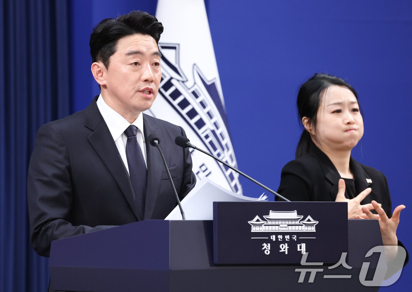 본문 이미지 - 강훈식 대통령 비서실장이 15일 청와대 춘추관에서 전략경제협력 대통령특사 활동 결과 관련 브리핑을 하고 있다. 2026.4.15 ⓒ 뉴스1 허경 기자