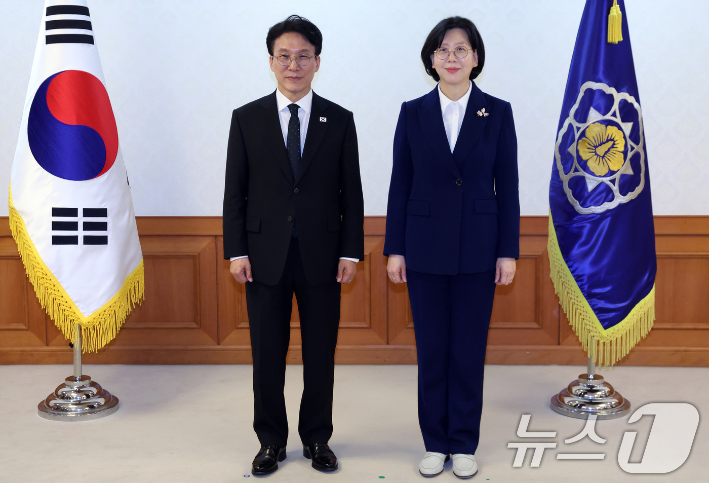 (서울=뉴스1) 김명섭 기자 = 김민석 국무총리가 15일 오후 서울 종로구 세종대로 정부서울청사에서 열린 제28차 장애인정책조정위원회 위원 위촉식에서 정승원 우석대 재활상담학교 교 …