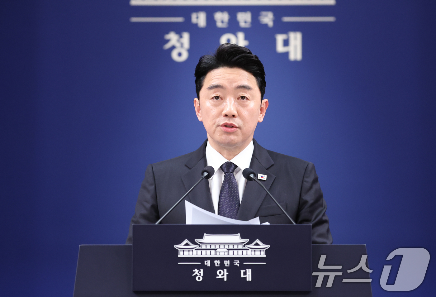 (서울=뉴스1) 허경 기자 = 강훈식 대통령 비서실장이 15일 청와대 춘추관에서 전략경제협력 대통령특사 활동 결과 관련 브리핑을 하고 있다. 2026.4.15/뉴스1