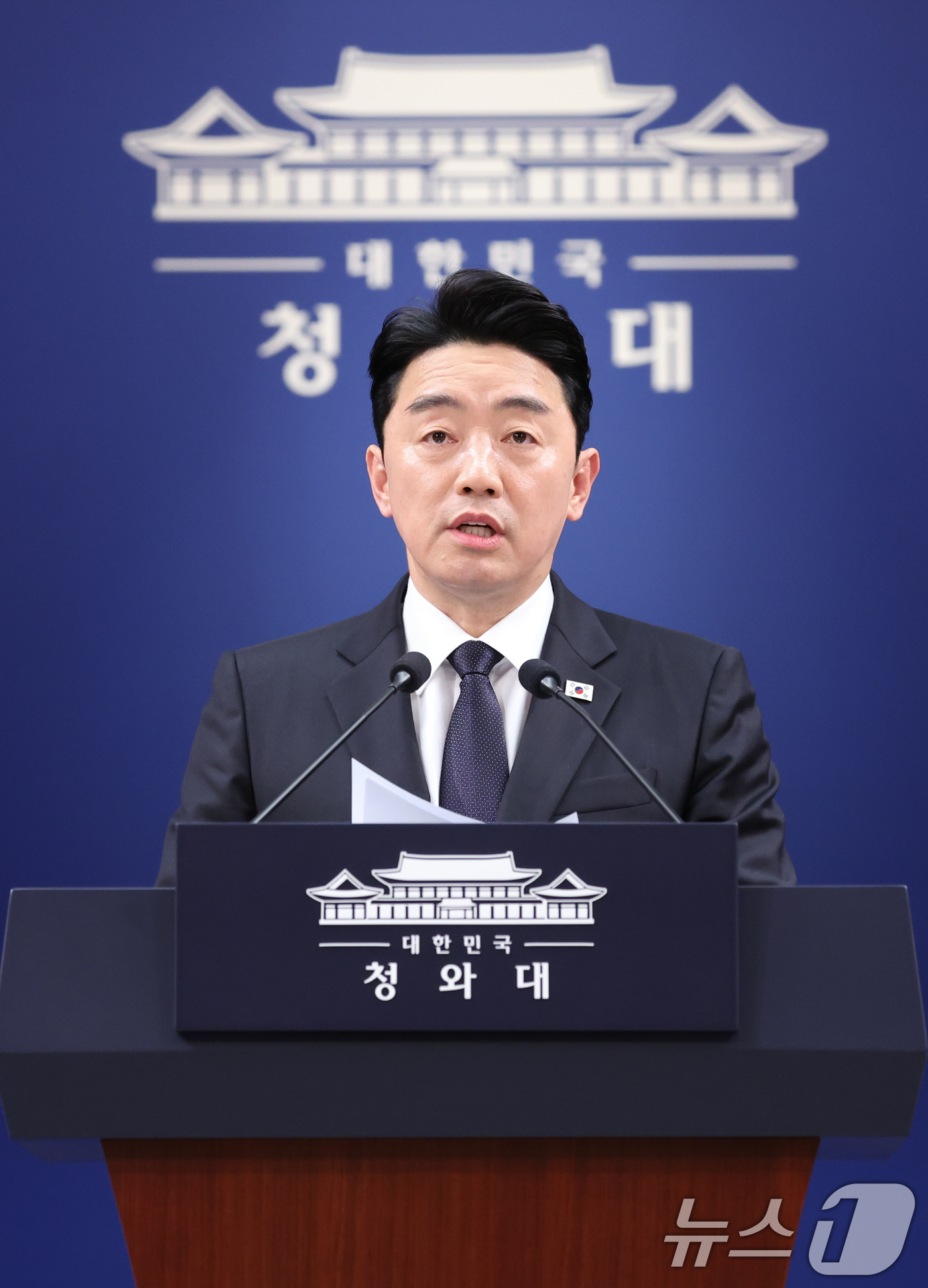 (서울=뉴스1) 허경 기자 = 강훈식 대통령 비서실장이 15일 청와대 춘추관에서 전략경제협력 대통령특사 활동 결과 관련 브리핑을 하고 있다. 2026.4.15/뉴스1