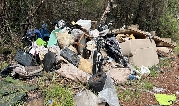 세계유산지구 제주 '만장굴', 생활폐기물로 '몸살'