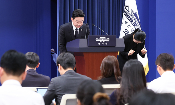 브리핑 마친 강훈식 비서실장