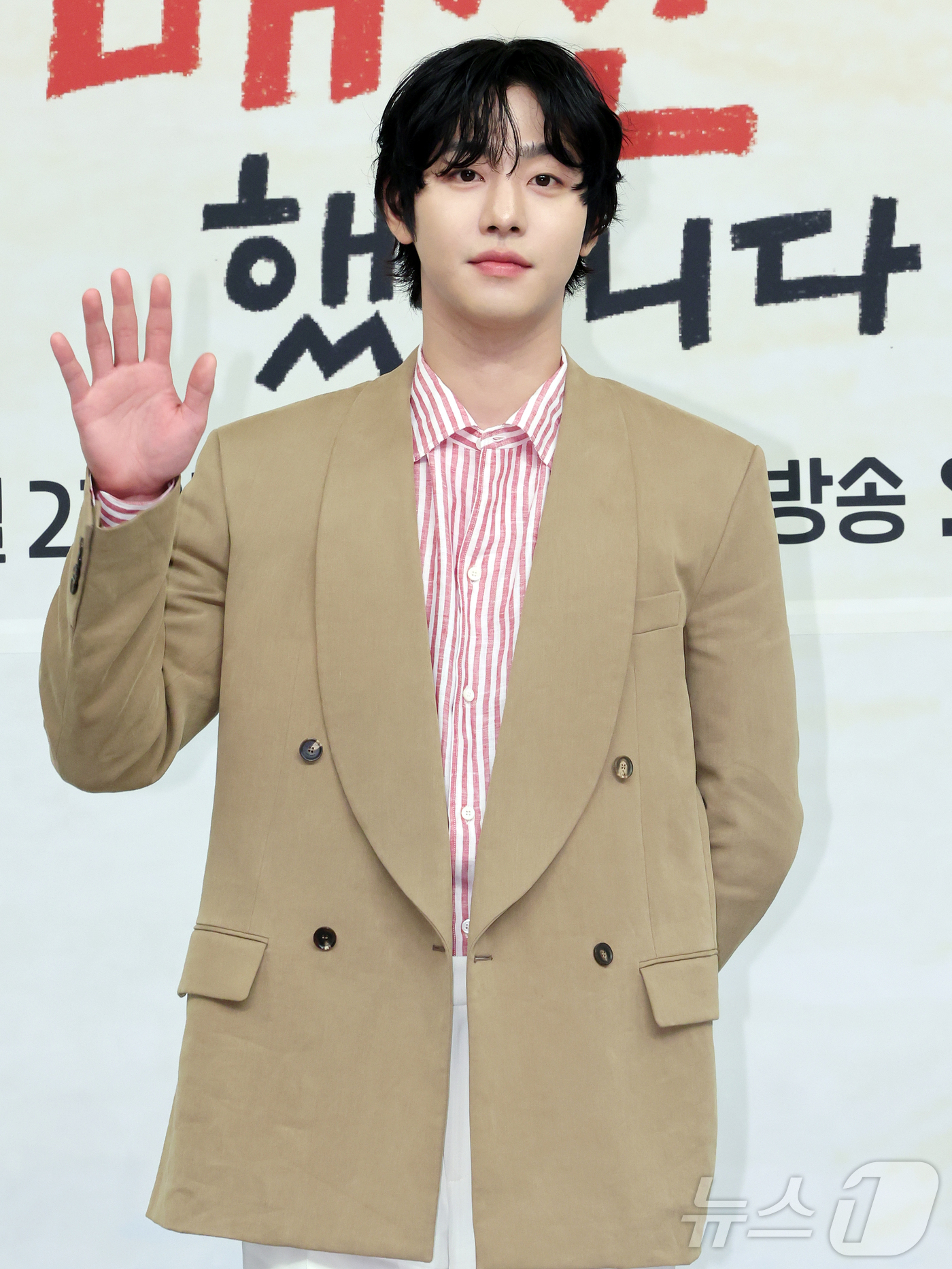 (서울=뉴스1) 김진환 기자 = 배우 안효섭이 15일 오후 서울 양천구 목동 SBS 사옥에서 열린 새 수목드라마 '오늘도 매진했습니다' 제작발표회에 참석해 포즈를 취하고 있다. 2 …