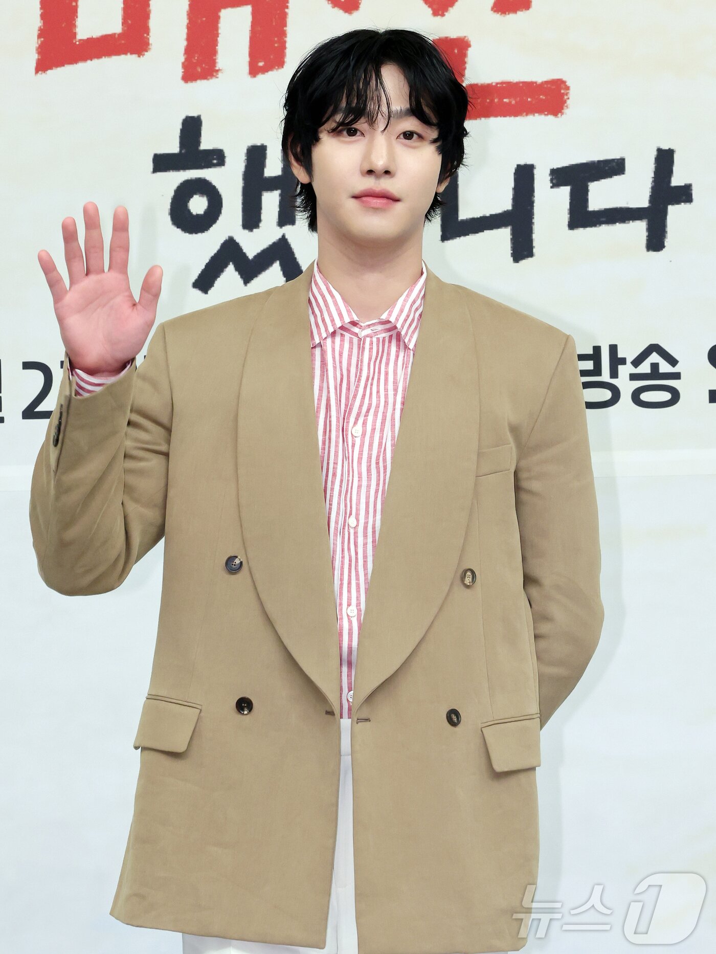 본문 이미지 - 배우 안효섭이 15일 오후 서울 양천구 목동 SBS 사옥에서 열린 새 수목드라마 '오늘도 매진했습니다' 제작발표회에 참석해 포즈를 취하고 있다. 2026.4.15 ⓒ 뉴스1 김진환 기자