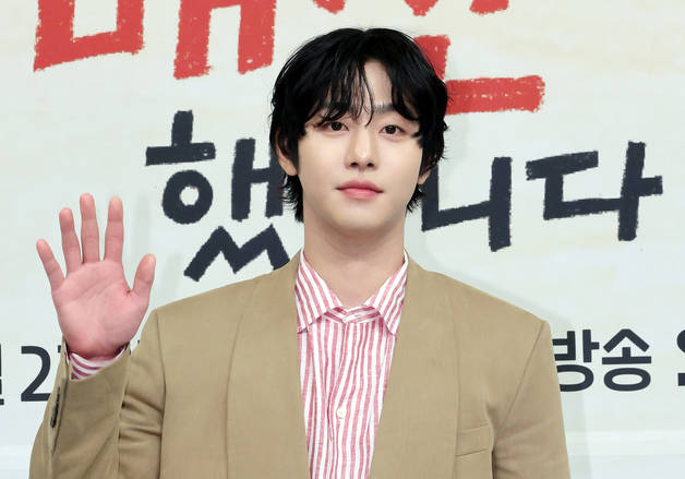 안효섭, 여심 녹이는 손인사