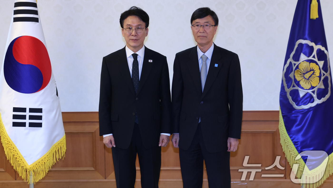 (서울=뉴스1) 김명섭 기자 = 김민석 국무총리가 15일 오후 서울 종로구 세종대로 정부서울청사에서 열린 제28차 장애인정책조정위원회 위원 위촉식에서 김용직 한국자폐인사랑협회 회장 …