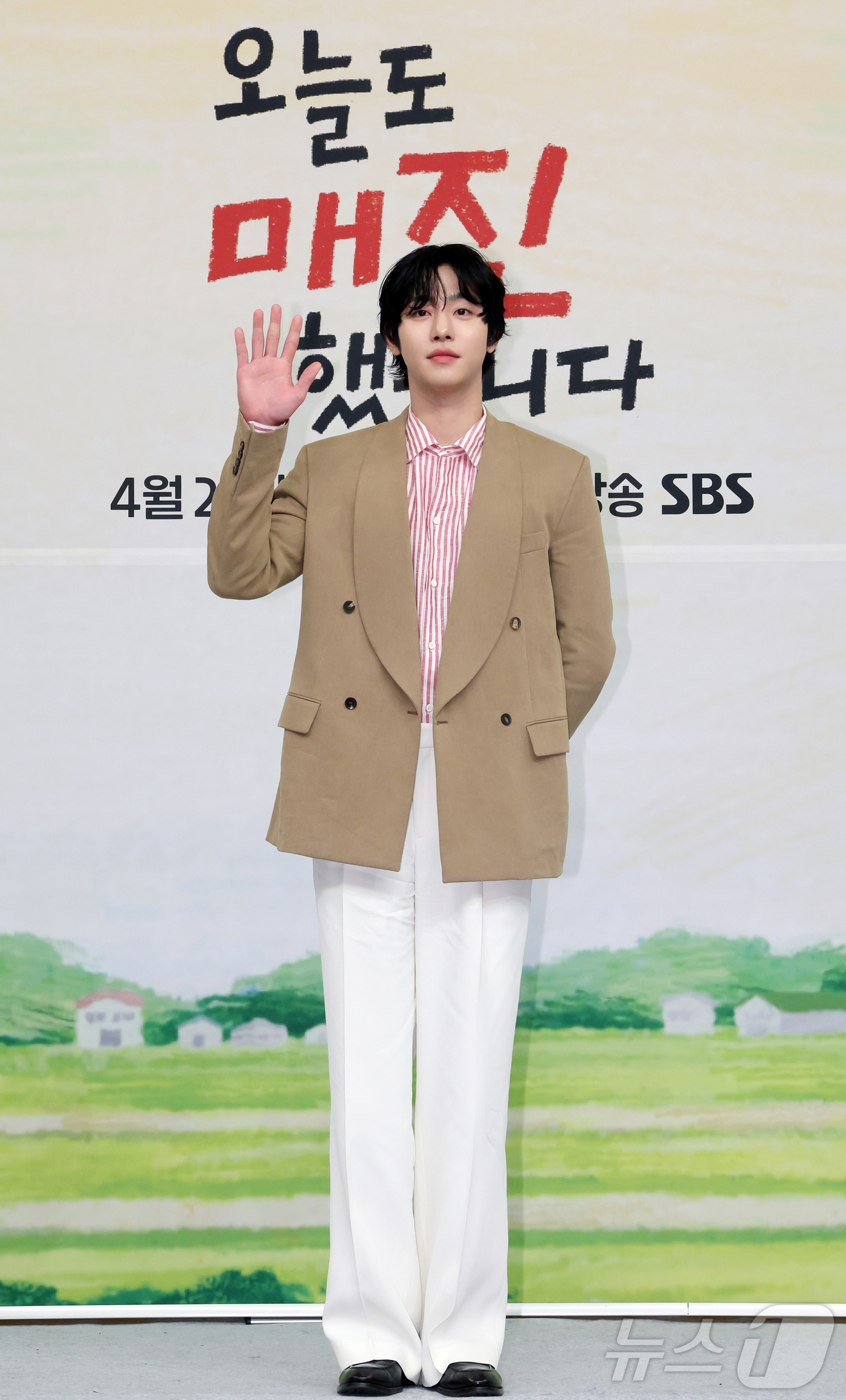 (서울=뉴스1) 김진환 기자 = 배우 안효섭이 15일 오후 서울 양천구 목동 SBS 사옥에서 열린 새 수목드라마 '오늘도 매진했습니다' 제작발표회에 참석해 포즈를 취하고 있다. 2 …