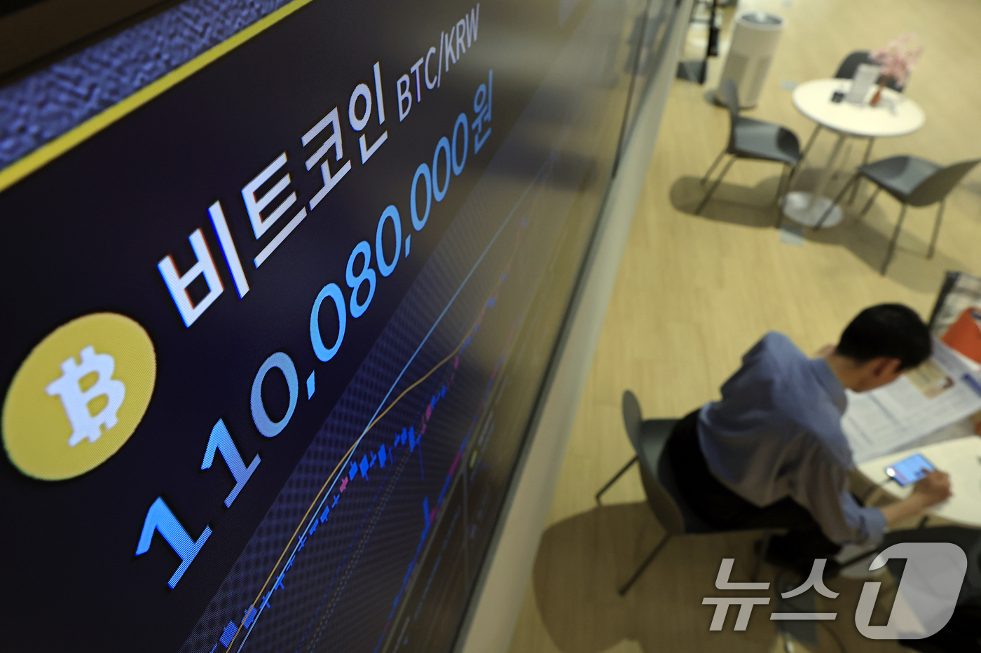 (서울=뉴스1) 박정호 기자 = 비트코인이 미국·이란 협상 가능성에 대한 기대로 한때 7만 5000달러 선을 넘어선 15일 오후 서울 강남구 빗썸 고객센터 전광판에 가상자산 시세가 …