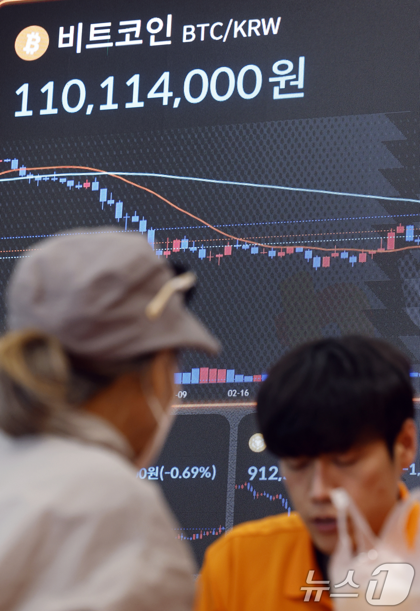 (서울=뉴스1) 박정호 기자 = 비트코인이 미국·이란 협상 가능성에 대한 기대로 한때 7만 5000달러 선을 넘어선 15일 오후 서울 강남구 빗썸 고객센터 전광판에 가상자산 시세가 …