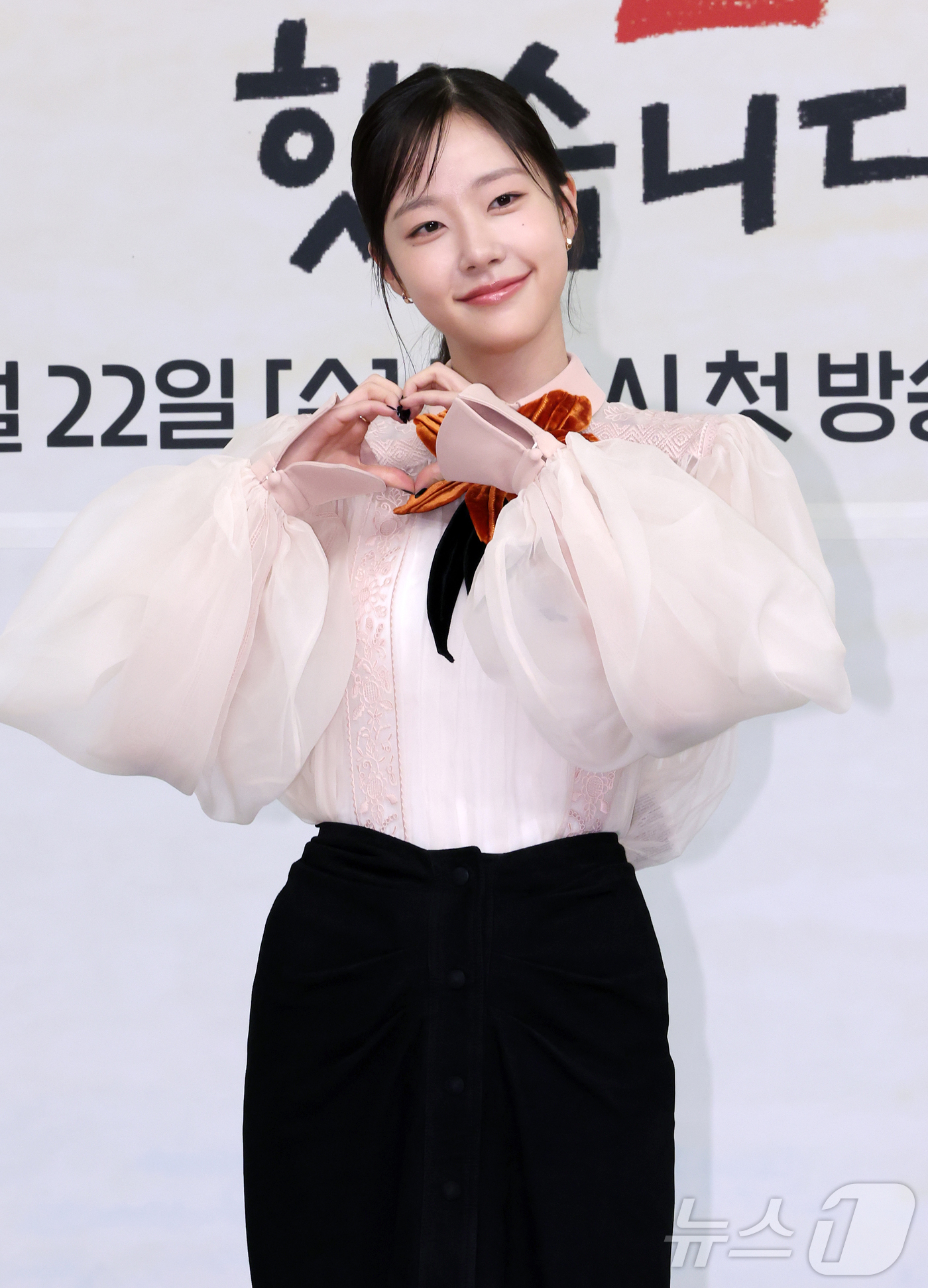 (서울=뉴스1) 김진환 기자 = 배우 채원빈이 15일 오후 서울 양천구 목동 SBS 사옥에서 열린 새 수목드라마 '오늘도 매진했습니다' 제작발표회에 참석해 포즈를 취하고 있다. 2 …