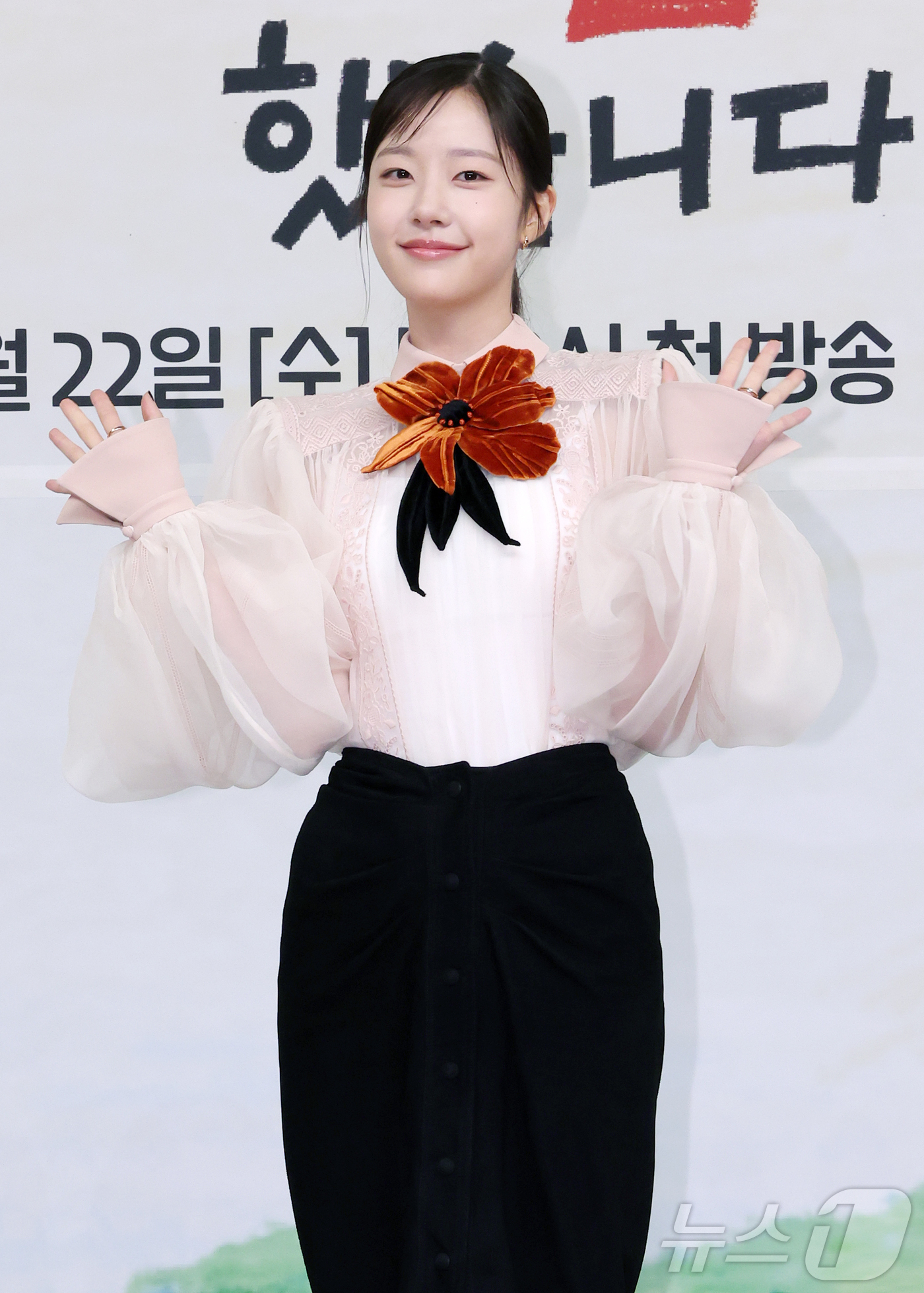 (서울=뉴스1) 김진환 기자 = 배우 채원빈이 15일 오후 서울 양천구 목동 SBS 사옥에서 열린 새 수목드라마 '오늘도 매진했습니다' 제작발표회에 참석해 포즈를 취하고 있다. 2 …