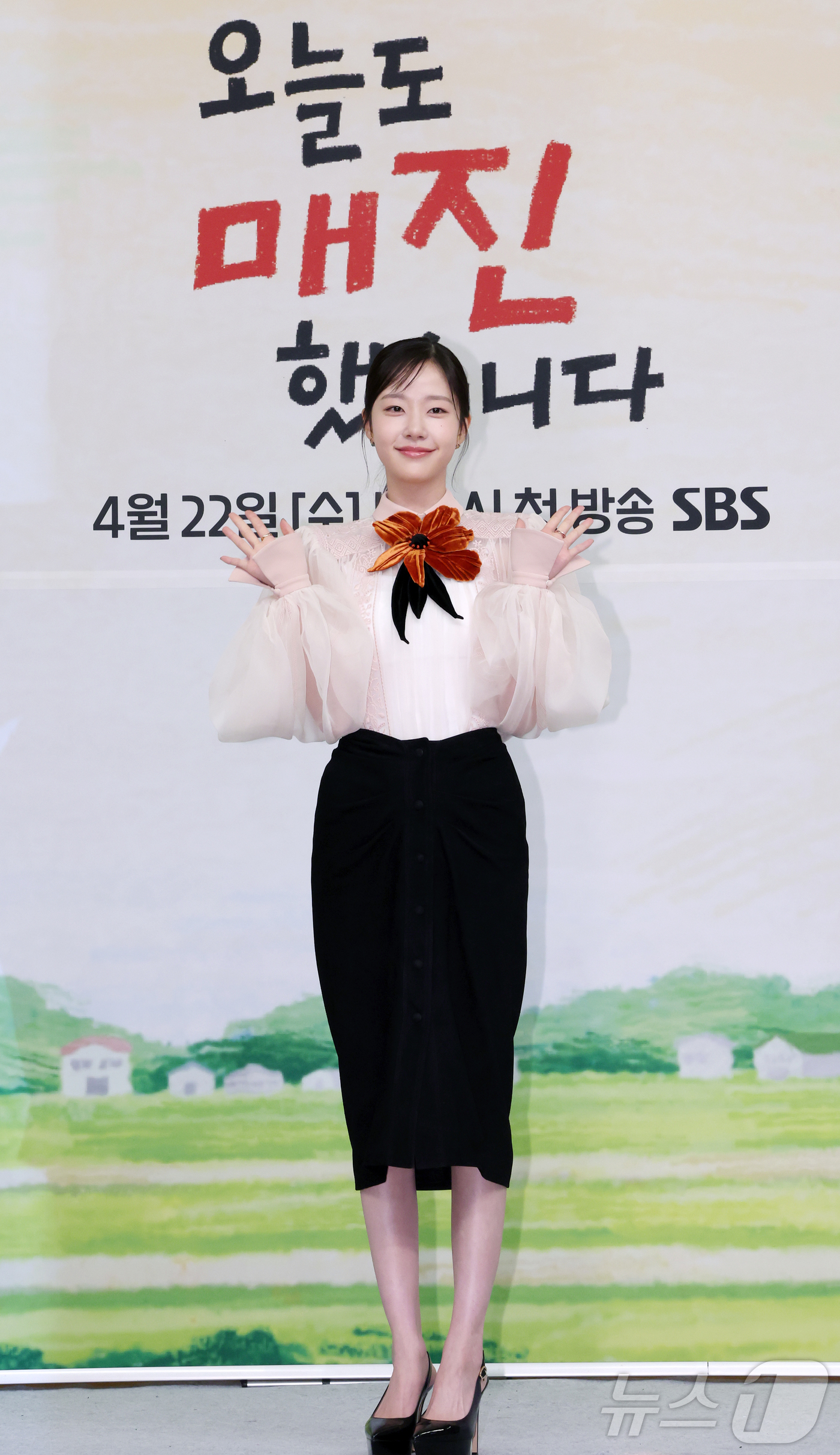 (서울=뉴스1) 김진환 기자 = 배우 채원빈이 15일 오후 서울 양천구 목동 SBS 사옥에서 열린 새 수목드라마 '오늘도 매진했습니다' 제작발표회에 참석해 포즈를 취하고 있다. 2 …