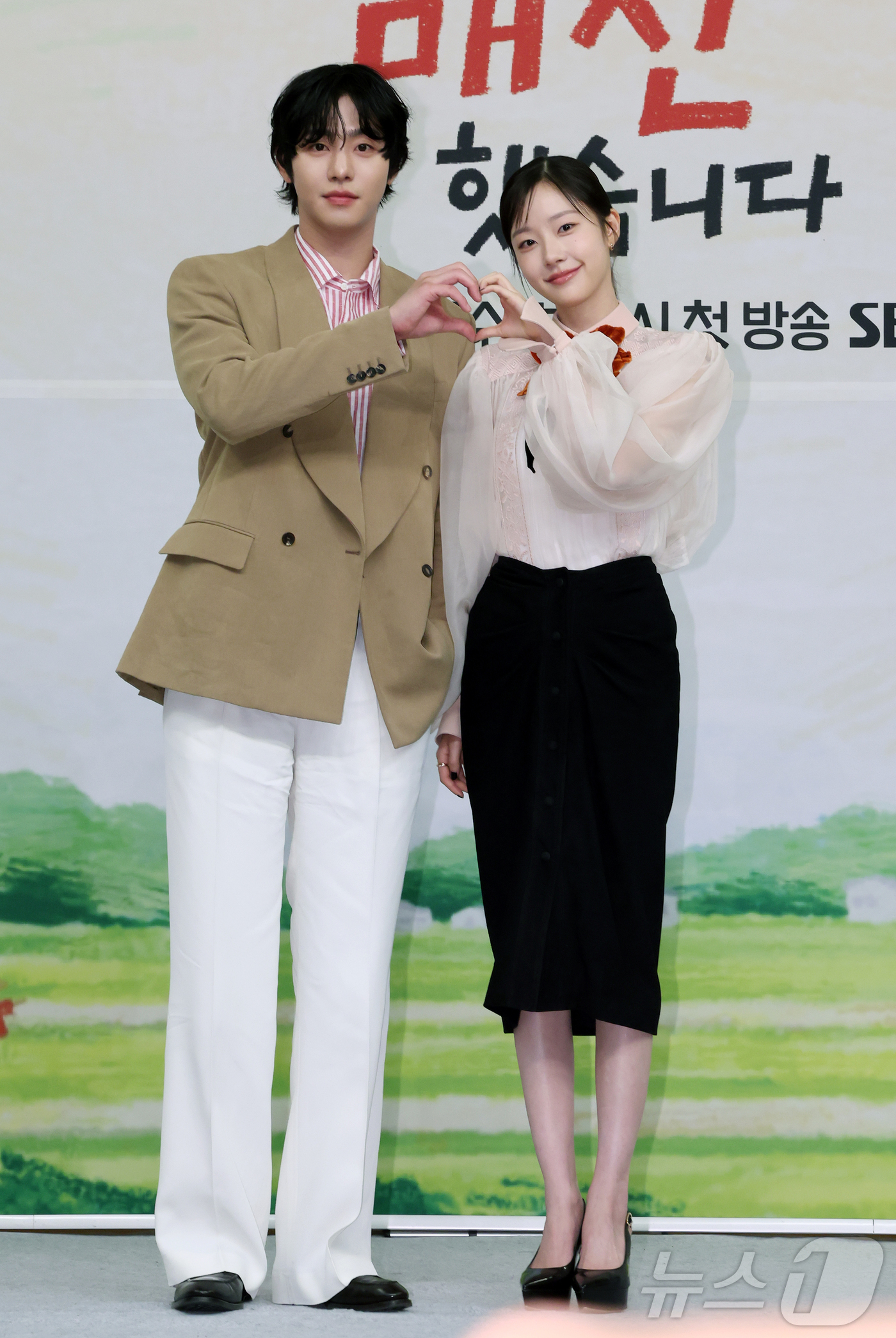 (서울=뉴스1) 김진환 기자 = 배우 안효섭과 채원빈이 15일 오후 서울 양천구 목동 SBS 사옥에서 열린 새 수목드라마 '오늘도 매진했습니다' 제작발표회에 참석해 포즈를 취하고 …