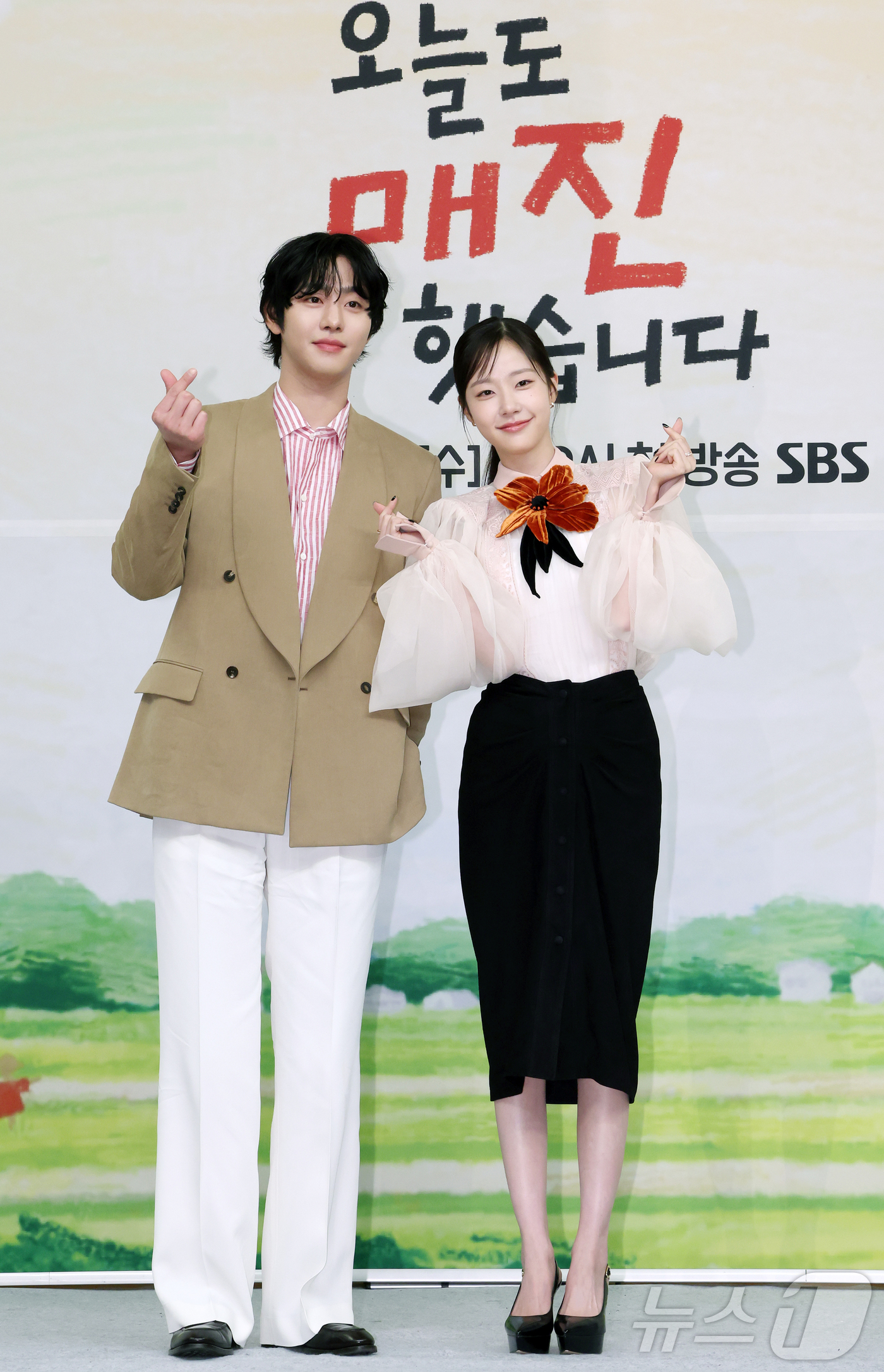 (서울=뉴스1) 김진환 기자 = 배우 안효섭과 채원빈이 15일 오후 서울 양천구 목동 SBS 사옥에서 열린 새 수목드라마 '오늘도 매진했습니다' 제작발표회에 참석해 포즈를 취하고 …