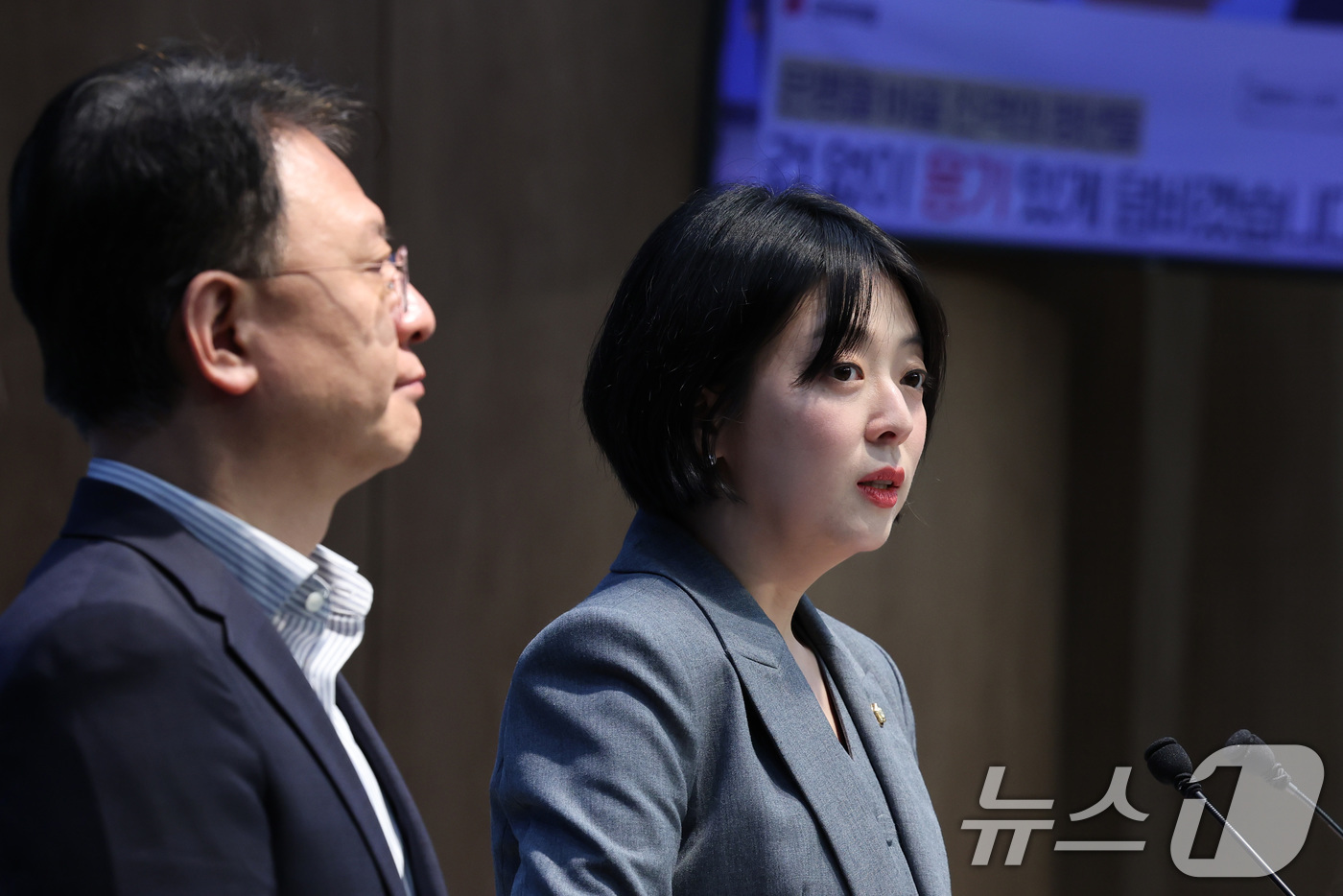 (서울=뉴스1) 신웅수 기자 = 배현진 국민의힘 의원이 15일 서울 여의도 국회 소통관에서 6.3 지방선거 은평구 청년 출마 관련 기자회견을 하고 있다. 2026.4.15/뉴스1