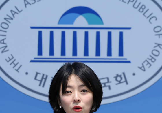 기자회견하는 배현진