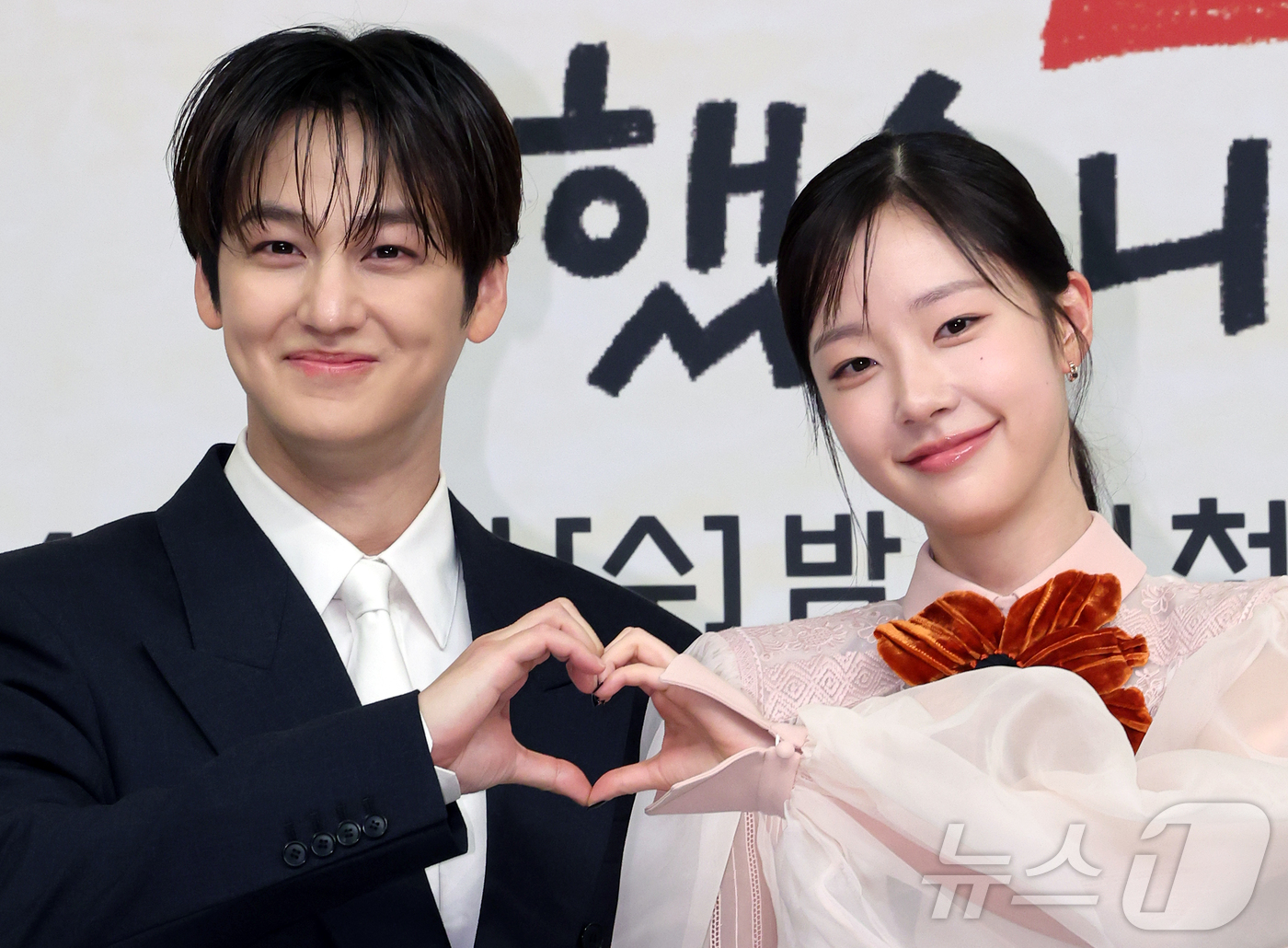 (서울=뉴스1) 김진환 기자 = 배우 김범과 채원빈이 15일 오후 서울 양천구 목동 SBS 사옥에서 열린 새 수목드라마 '오늘도 매진했습니다' 제작발표회에 참석해 포즈를 취하고 있 …