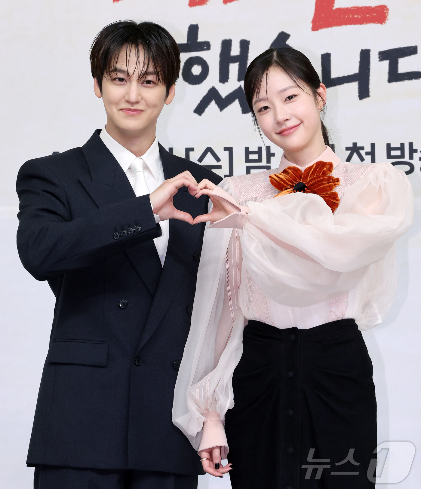 (서울=뉴스1) 김진환 기자 = 배우 김범과 채원빈이 15일 오후 서울 양천구 목동 SBS 사옥에서 열린 새 수목드라마 '오늘도 매진했습니다' 제작발표회에 참석해 포즈를 취하고 있 …