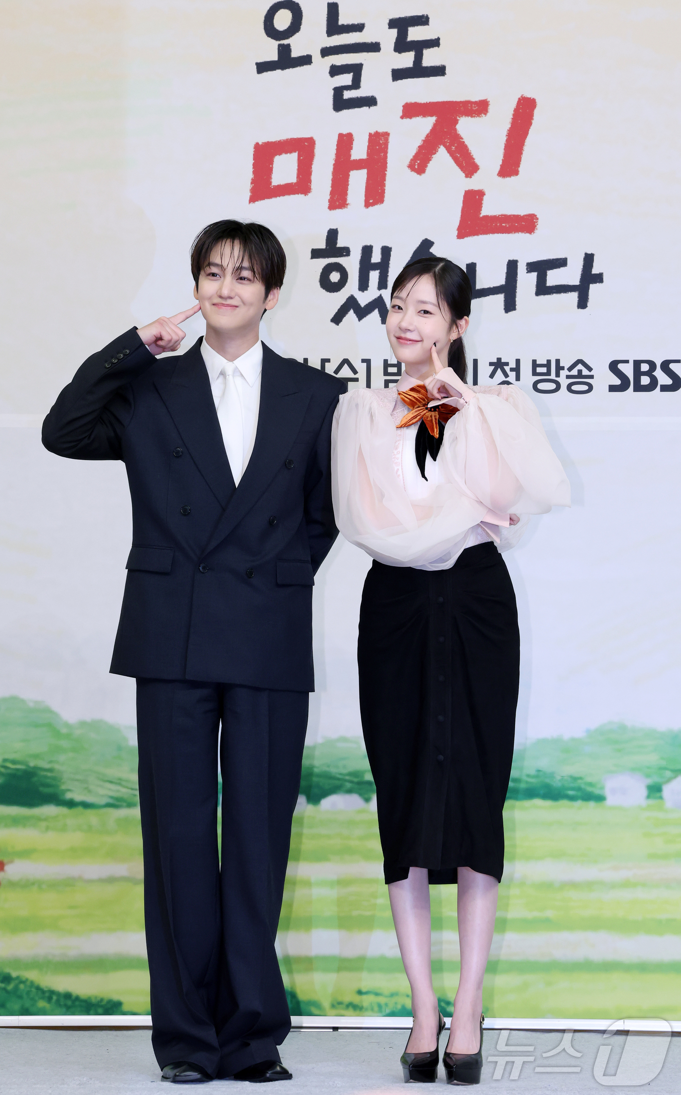 (서울=뉴스1) 김진환 기자 = 배우 김범과 채원빈이 15일 오후 서울 양천구 목동 SBS 사옥에서 열린 새 수목드라마 '오늘도 매진했습니다' 제작발표회에 참석해 포즈를 취하고 있 …