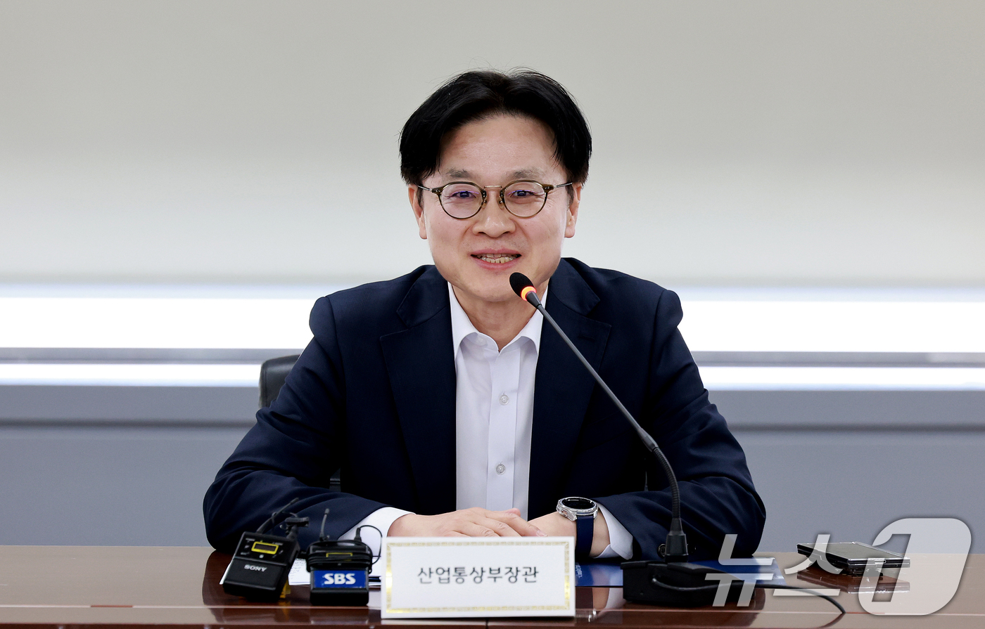 (서울=뉴스1) 이호윤 기자 = 김정관 산업통상부 장관이 15일 서울 종로구 석탄회관에서 열린 ‘원유·나프타 수급 대응 점검회의’에서 발언하고 있다. 2026.4.15/뉴스1