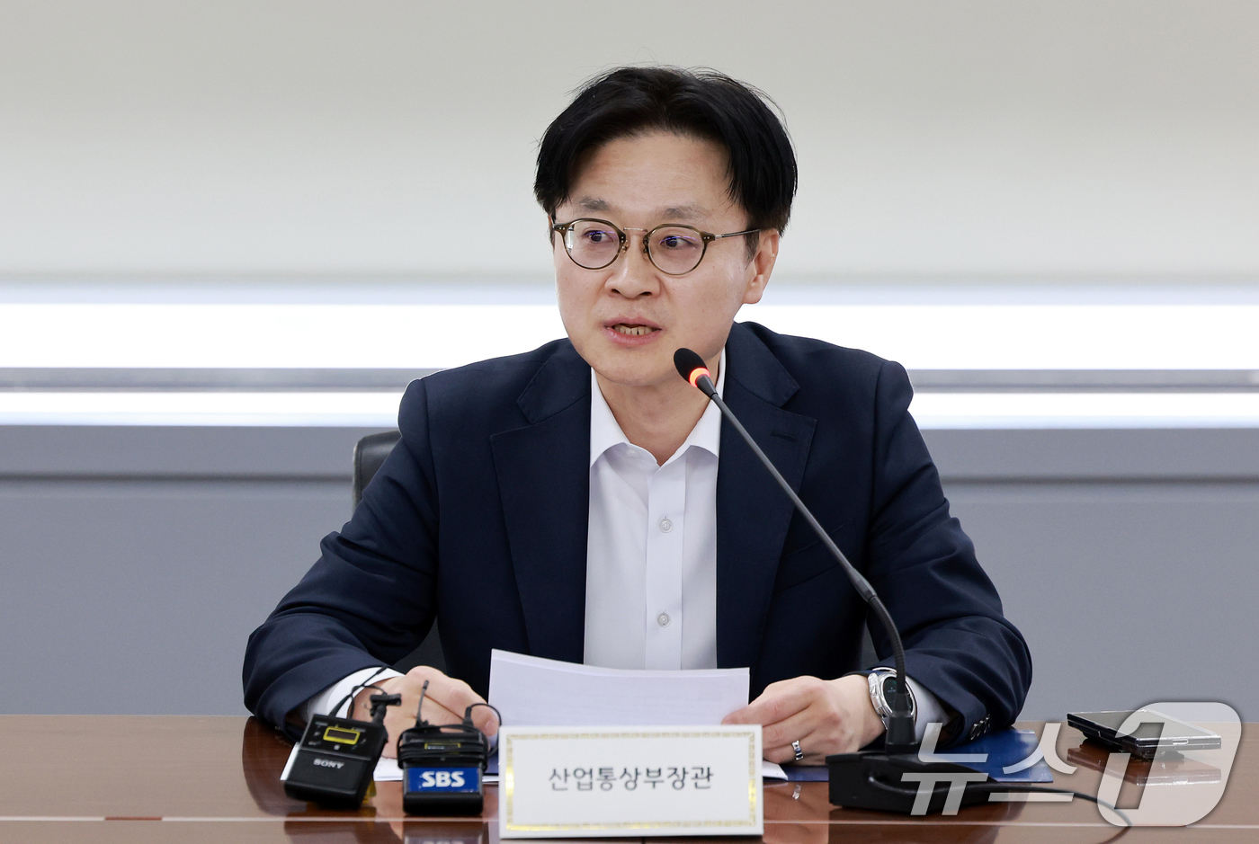 (서울=뉴스1) 이호윤 기자 = 김정관 산업통상부 장관이 15일 서울 종로구 석탄회관에서 열린 ‘원유·나프타 수급 대응 점검회의’에서 발언하고 있다. 2026.4.15/뉴스1