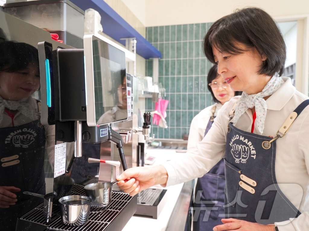 (서울=뉴스1) = 생명보험사회공헌재단이 서울특별시 강동구에 시니어와 청년 세대를 잇는 세대통합형 베이커리 카페 ‘할로마켓’ 2호점을 오픈했다고 15일 밝혔다. 사진은 할로마켓 2 …