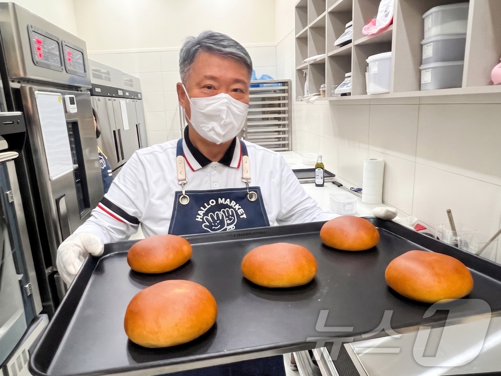 (서울=뉴스1) = 생명보험사회공헌재단이 서울특별시 강동구에 시니어와 청년 세대를 잇는 세대통합형 베이커리 카페 ‘할로마켓’ 2호점을 오픈했다고 15일 밝혔다. 사진은 할로마켓 2 …