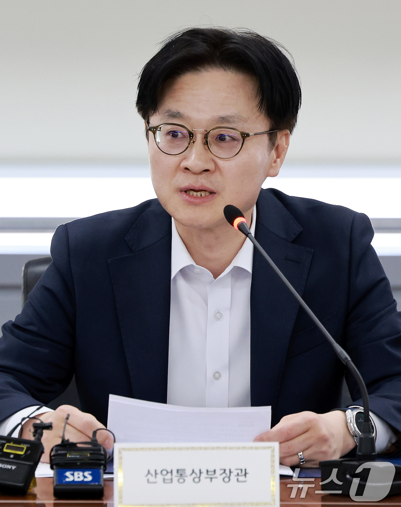 (서울=뉴스1) 이호윤 기자 = 김정관 산업통상부 장관이 15일 서울 종로구 석탄회관에서 열린 ‘원유·나프타 수급 대응 점검회의’에서 발언하고 있다. 2026.4.15/뉴스1