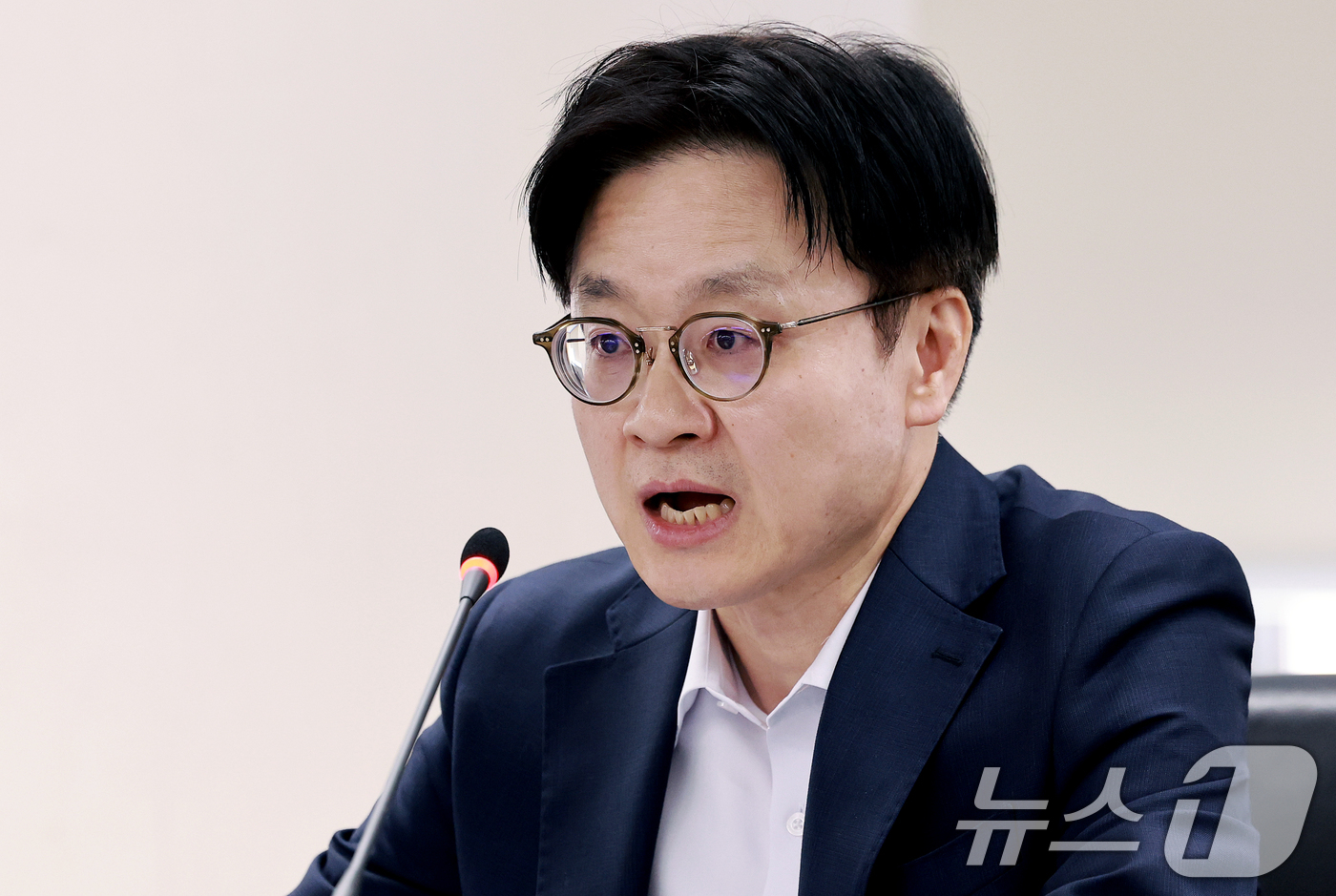 (서울=뉴스1) 이호윤 기자 = 김정관 산업통상부 장관이 15일 서울 종로구 석탄회관에서 열린 ‘원유·나프타 수급 대응 점검회의’에서 발언하고 있다. 2026.4.15/뉴스1