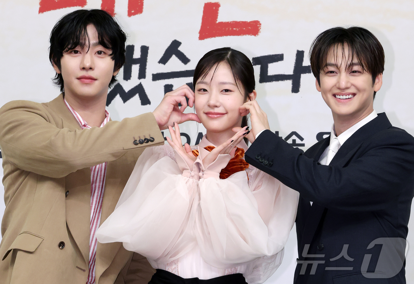 (서울=뉴스1) 김진환 기자 = 배우 안효섭(왼쪽부터), 채원빈, 김범이 15일 오후 서울 양천구 목동 SBS 사옥에서 열린 새 수목드라마 '오늘도 매진했습니다' 제작발표회에 참석 …