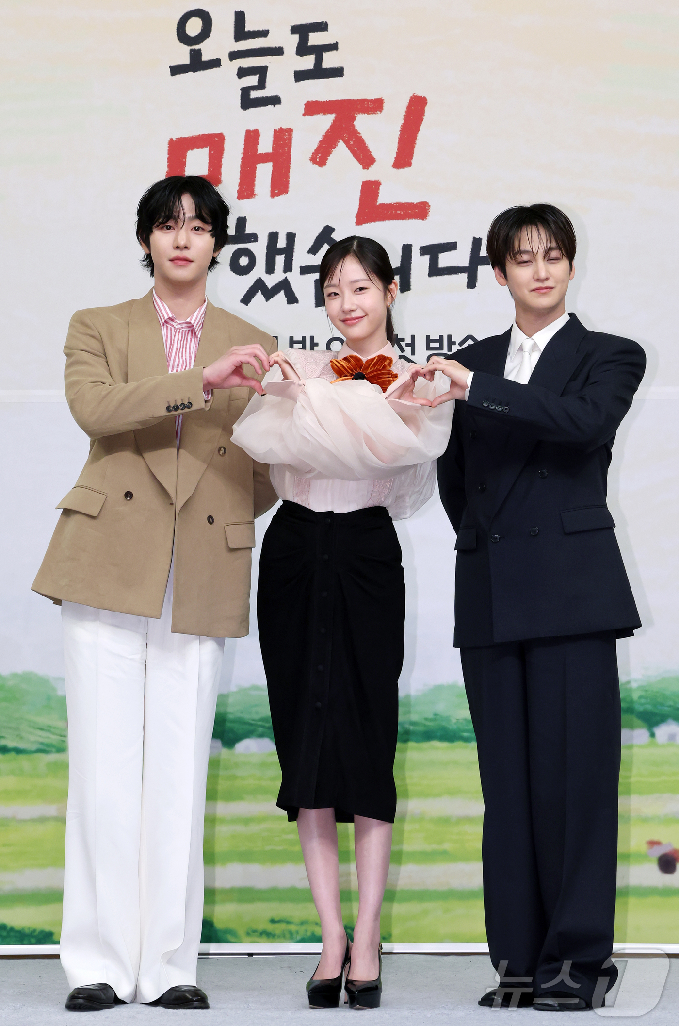 (서울=뉴스1) 김진환 기자 = 배우 안효섭(왼쪽부터), 채원빈, 김범이 15일 오후 서울 양천구 목동 SBS 사옥에서 열린 새 수목드라마 '오늘도 매진했습니다' 제작발표회에 참석 …