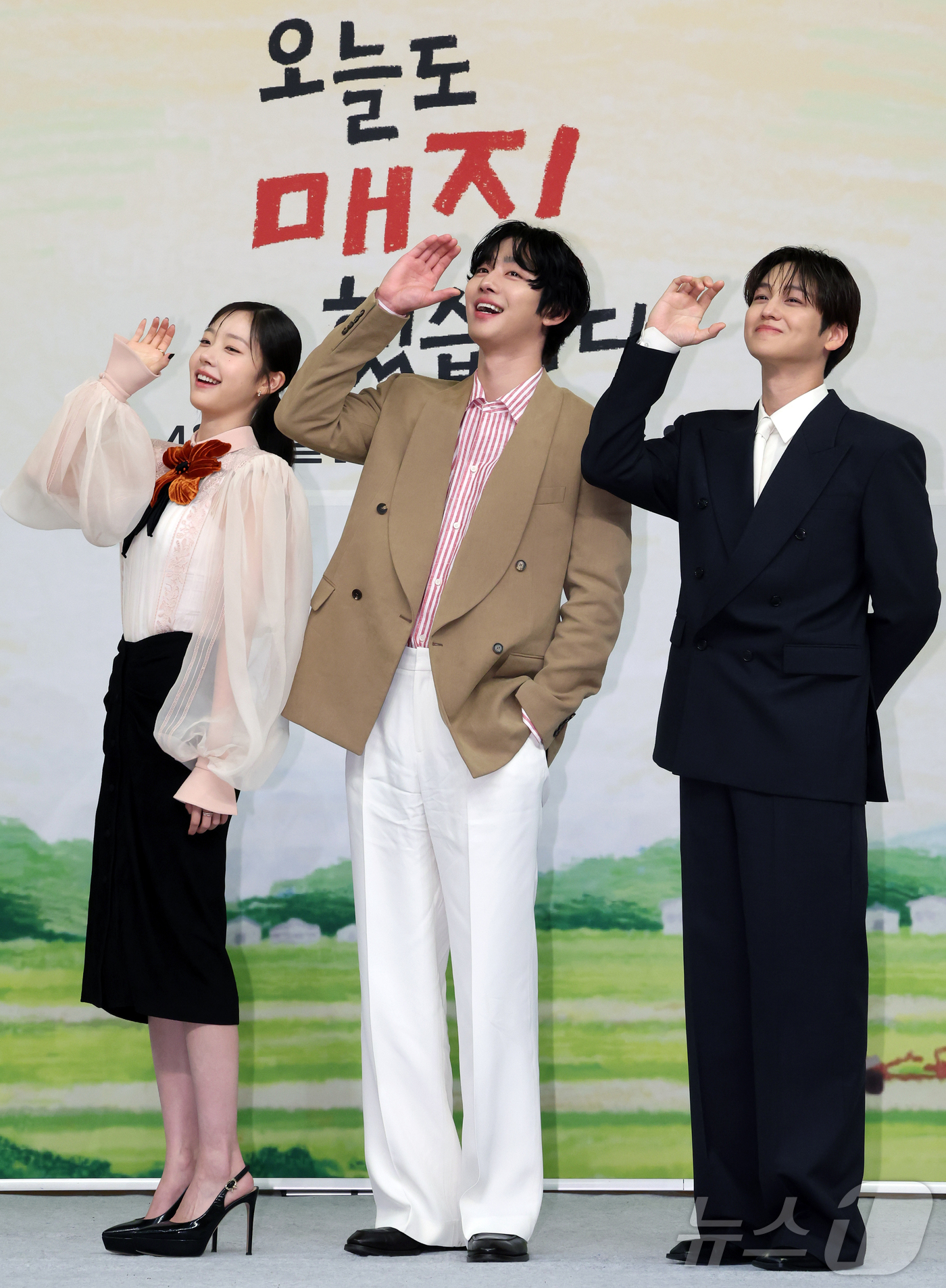 (서울=뉴스1) 김진환 기자 = 배우 채원빈(왼쪽부터), 안효섭, 김범이 15일 오후 서울 양천구 목동 SBS 사옥에서 열린 새 수목드라마 '오늘도 매진했습니다' 제작발표회에 참석 …