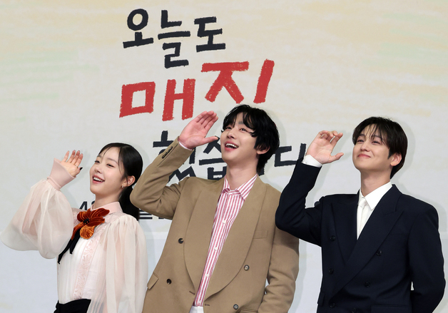 소다팝 포즈 취하는 채원빈·안효섭·김범