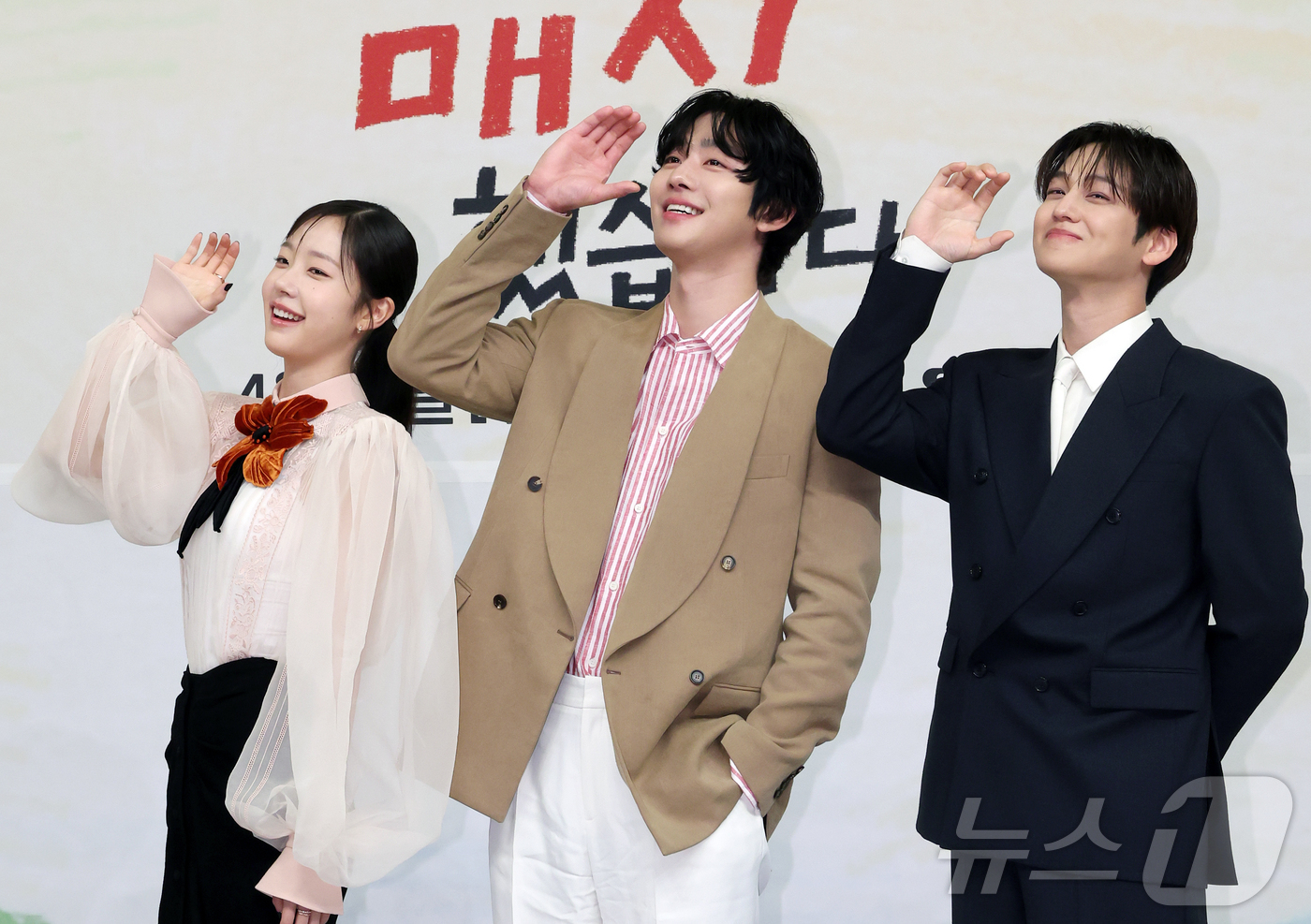 (서울=뉴스1) 김진환 기자 = 배우 채원빈(왼쪽부터), 안효섭, 김범이 15일 오후 서울 양천구 목동 SBS 사옥에서 열린 새 수목드라마 '오늘도 매진했습니다' 제작발표회에 참석 …