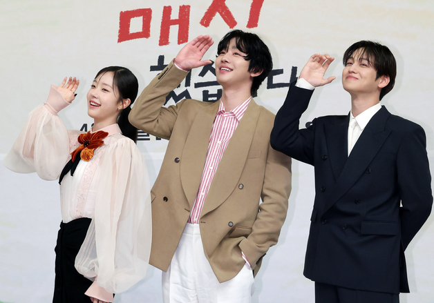 소다팝 포즈 취하는 채원빈·안효섭·김범