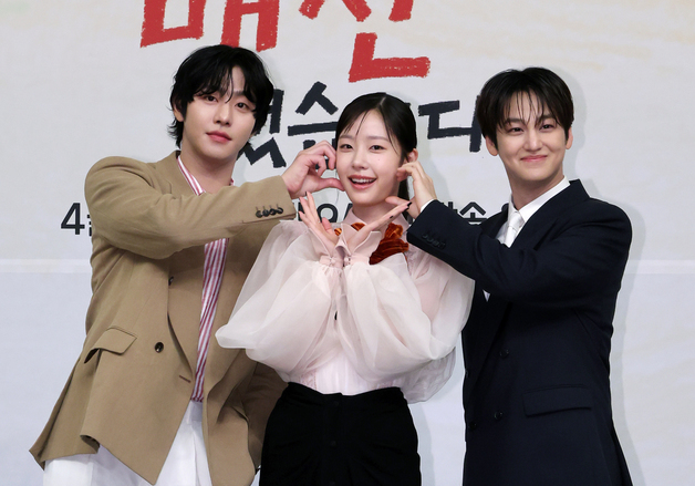 포즈 취하는 안효섭·채원빈·김범