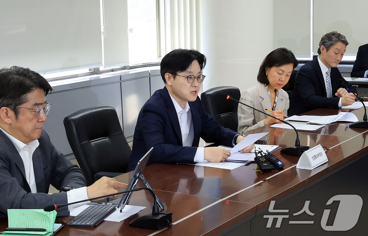 (서울=뉴스1) 이호윤 기자 = 김정관 산업통상부 장관이 15일 서울 종로구 석탄회관에서 열린 ‘원유·나프타 수급 대응 점검회의’에서 발언하고 있다. 2026.4.15/뉴스1