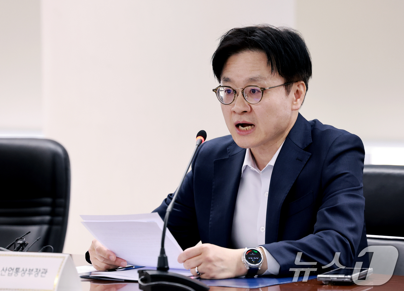 (서울=뉴스1) 이호윤 기자 = 김정관 산업통상부 장관이 15일 서울 종로구 석탄회관에서 열린 ‘원유·나프타 수급 대응 점검회의’에서 발언하고 있다. 2026.4.15/뉴스1