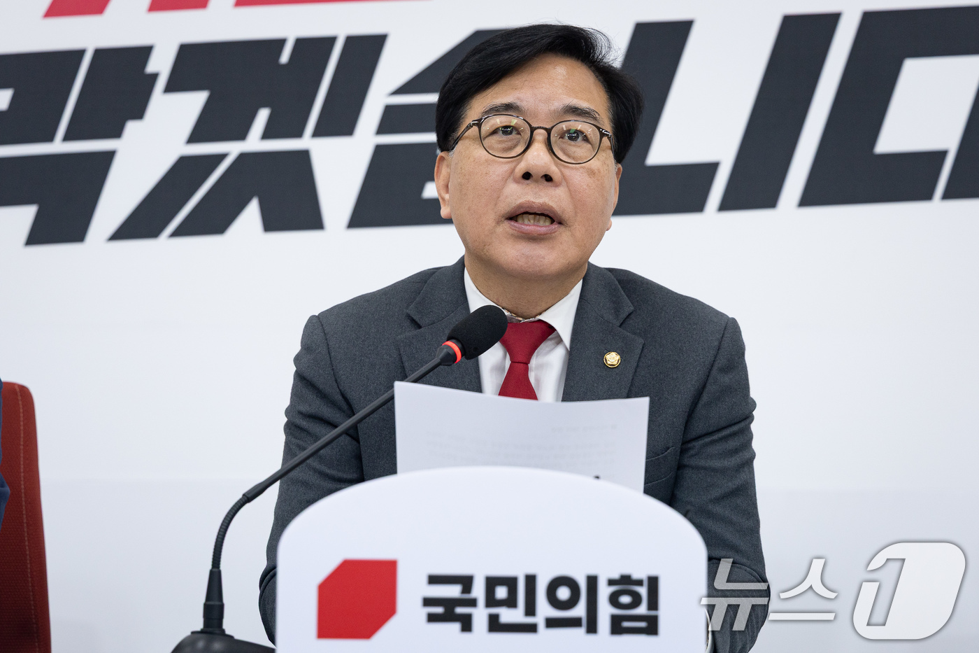 (서울=뉴스1) 유승관 기자 = 송언석 국민의힘 원내대표가 15일 서울 여의도 국회에서 현안 기자간담회를 하고 있다. 2026.4.15/뉴스1