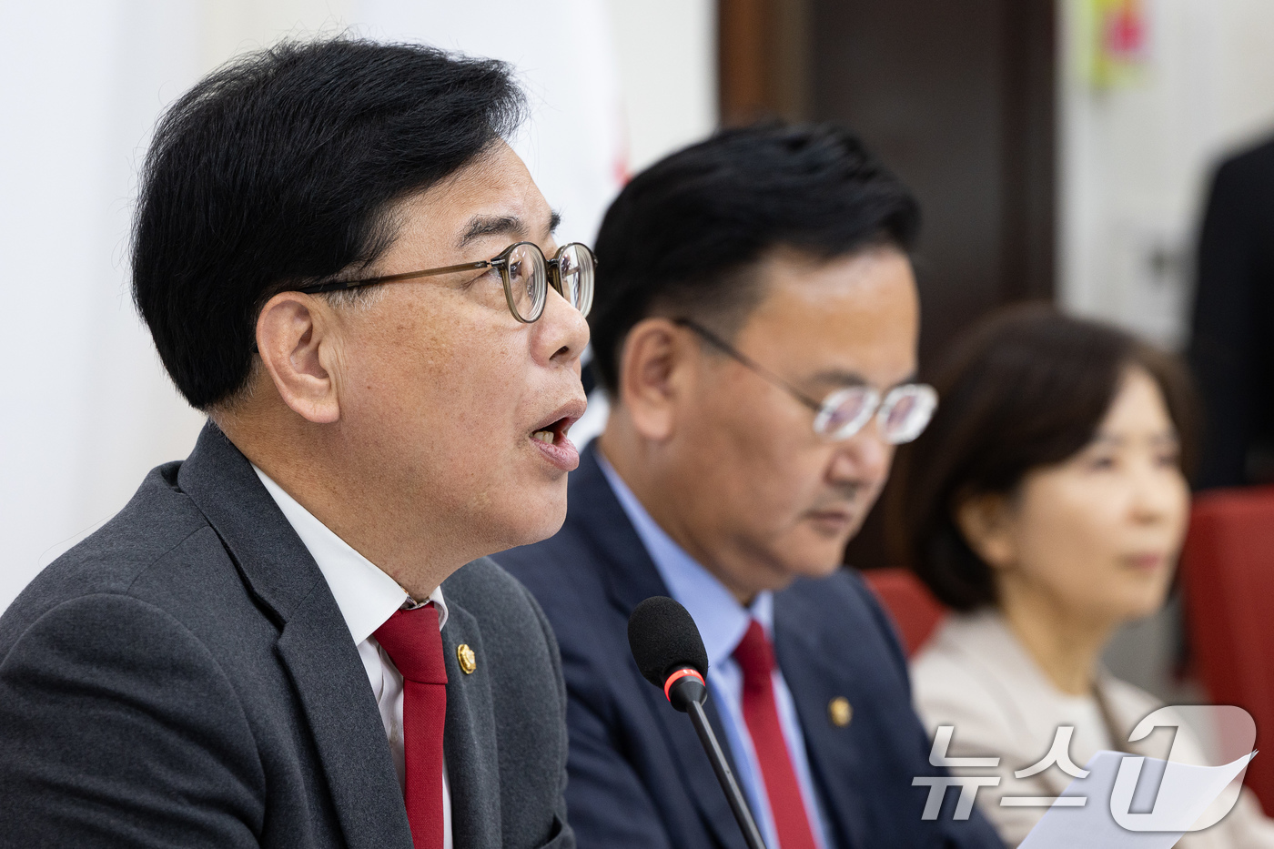 (서울=뉴스1) 유승관 기자 = 송언석 국민의힘 원내대표가 15일 서울 여의도 국회에서 현안 기자간담회를 하고 있다. 2026.4.15/뉴스1