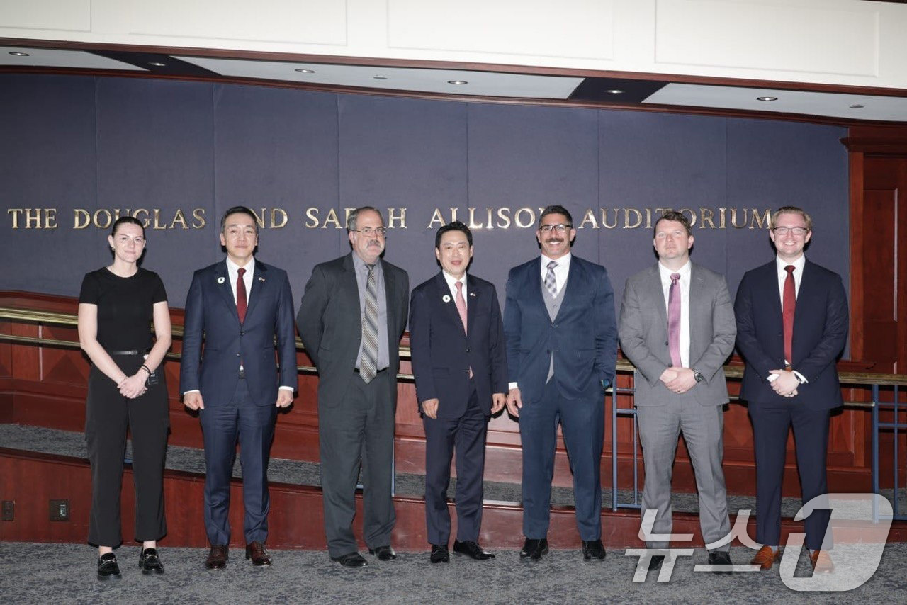 (서울=뉴스1) = 방미 중인 장동혁 국민의힘 대표가 15일 미국우선정책연구소 및 헤리티지재단 등 싱크탱크와 간담회에서 기념 촬영을 하고 있다. (국민의힘 제공, 재판매 및 DB금 …