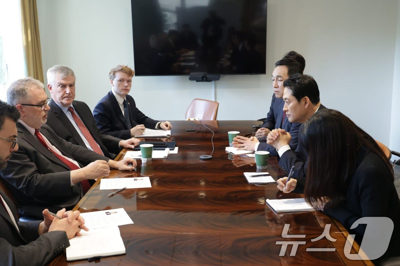 (서울=뉴스1) = 방미 중인 장동혁 국민의힘 대표가 15일 미국우선정책연구소 및 헤리티지재단 등 싱크탱크 관계자들과 간담회를 하고 있다.(국민의힘 제공, 재판매 및 DB금지) 2 …