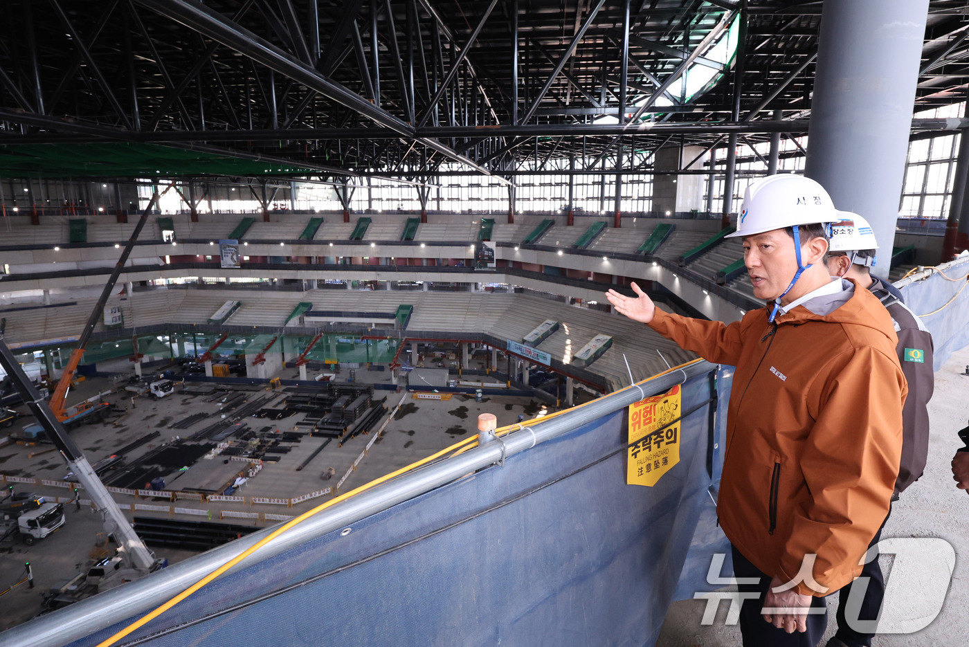 (서울=뉴스1) 박지혜 기자 = 오세훈 서울시장이 15일 오후 서울 도봉구 창동 서울아레나 공사현장을 둘러보고 있다.서울아레나는 2만명 이상을 수용하는 국내 최대 규모의 케이팝(K …