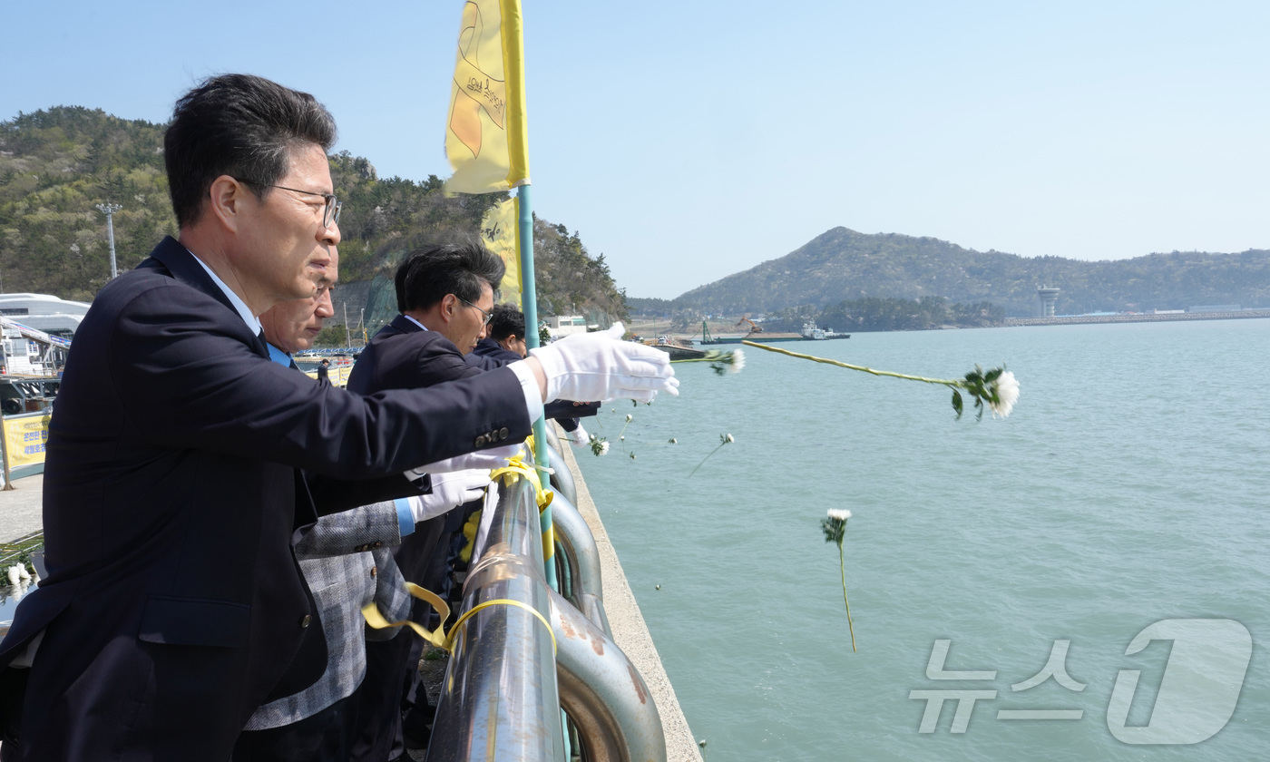 (무안=뉴스1) 전원 기자 = 황기연 전라남도지사 권한대행이 세월호 참사 12주기를 앞둔 15일 오후 진도군 임회면 진도항을 찾아 추모 헌화 및 묵념의 시간을 갖고 무고한 희생자의 …